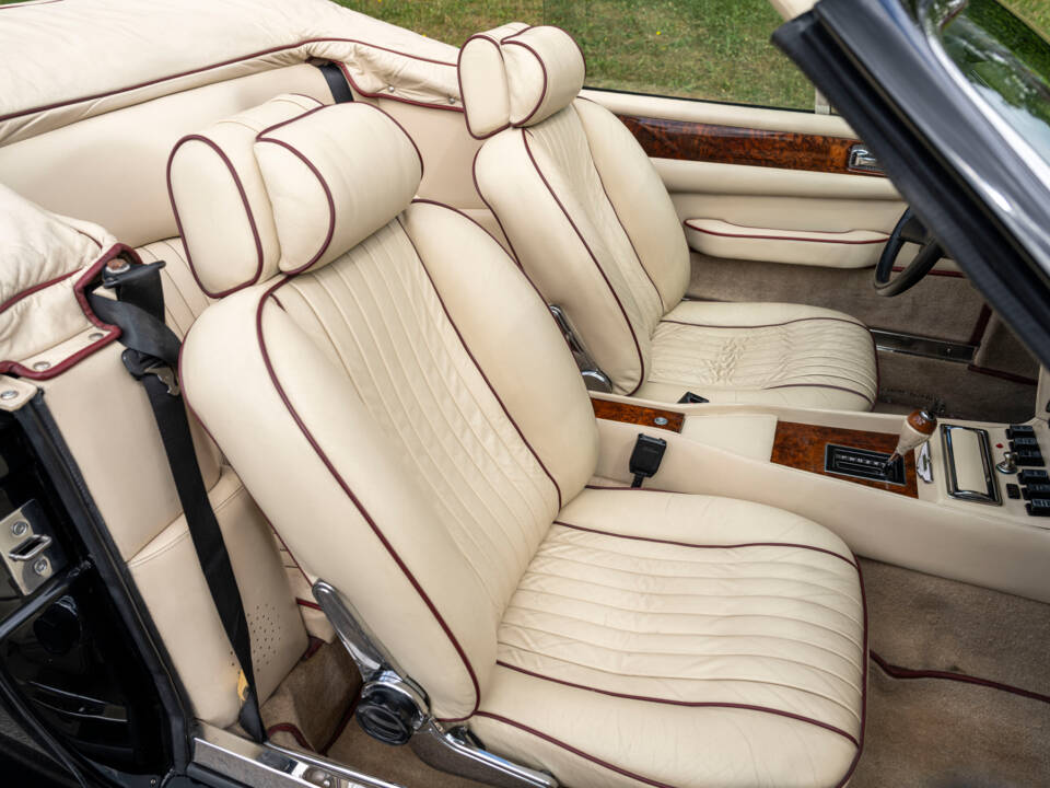 Immagine 28/32 di Aston Martin V8 Vantage Volante (1988)
