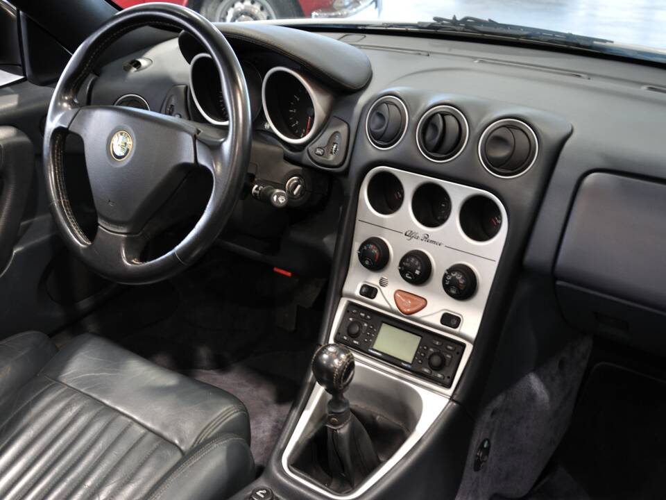 Image 24/32 of Alfa Romeo Spider 3.0 V6 24V (2002)