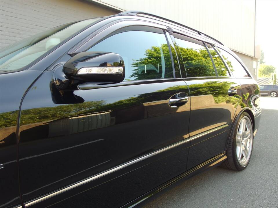 Image 25/98 of Mercedes-Benz E 63 AMG T (2008)