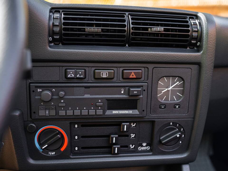 Immagine 27/33 di BMW 318i (1991)