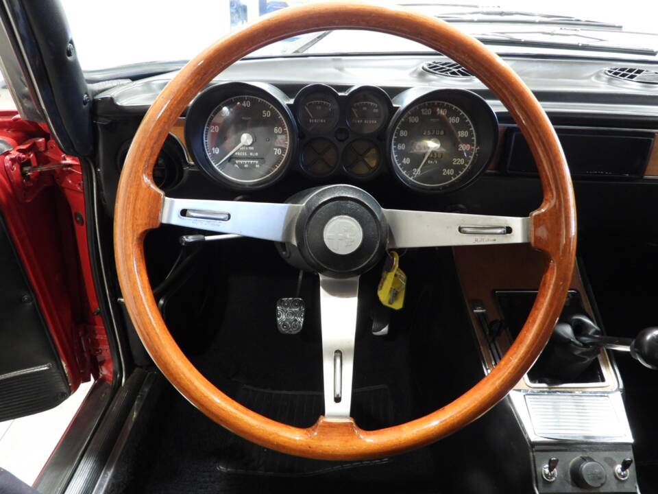Image 7/15 of Alfa Romeo Giulia 1600 GT Junior (1975)