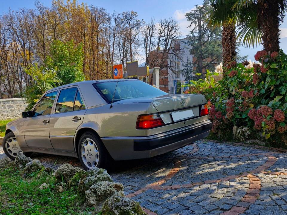 Immagine 7/20 di Mercedes-Benz 500 E (1991)