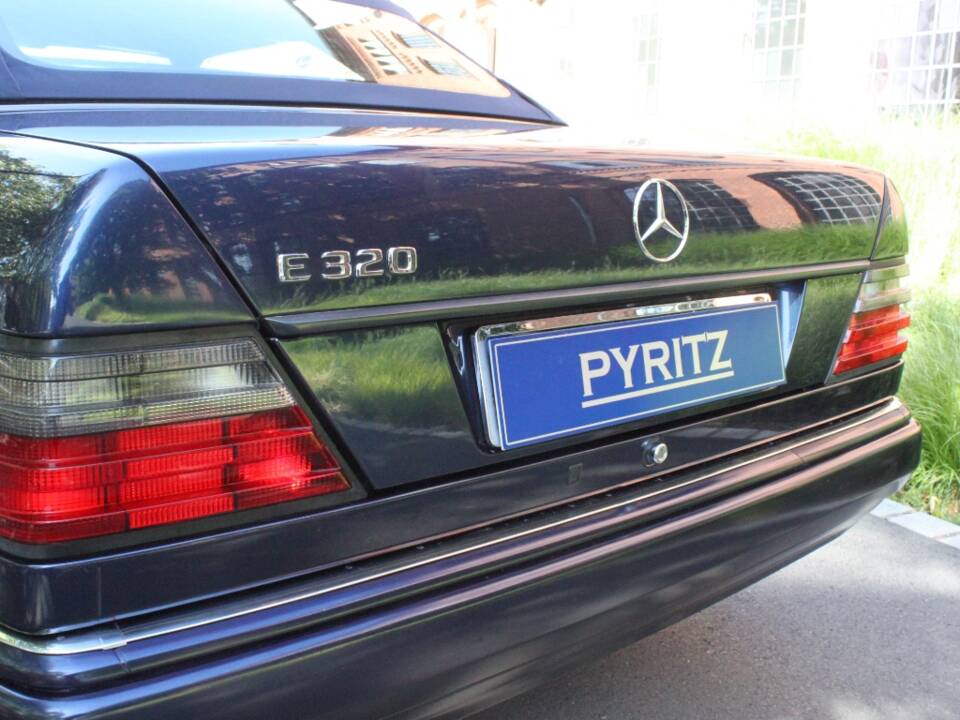 Image 18/21 of Mercedes-Benz E 320 (1995)
