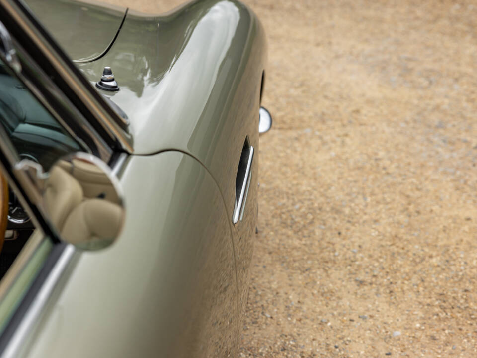 Immagine 39/57 di Aston Martin DB 6 Volante (1969)