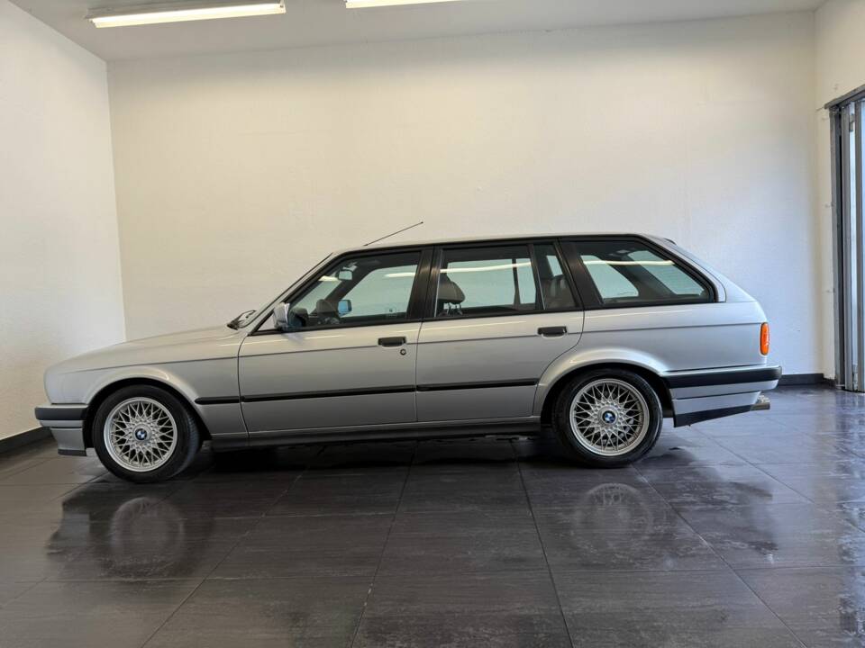 Immagine 5/50 di BMW 325i Touring (1992)
