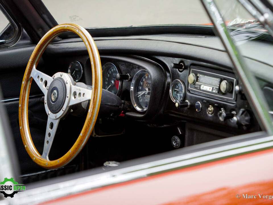 Image 33/46 de MG MGB GT V8 (1975)