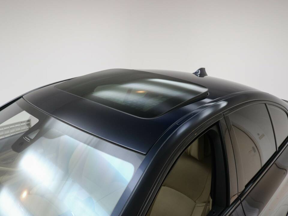 Image 18/24 of BMW 550i (2012)