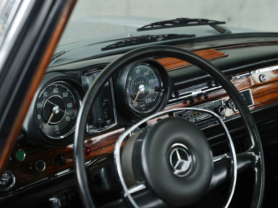 Image 23/48 of Mercedes-Benz 280 SE (1969)