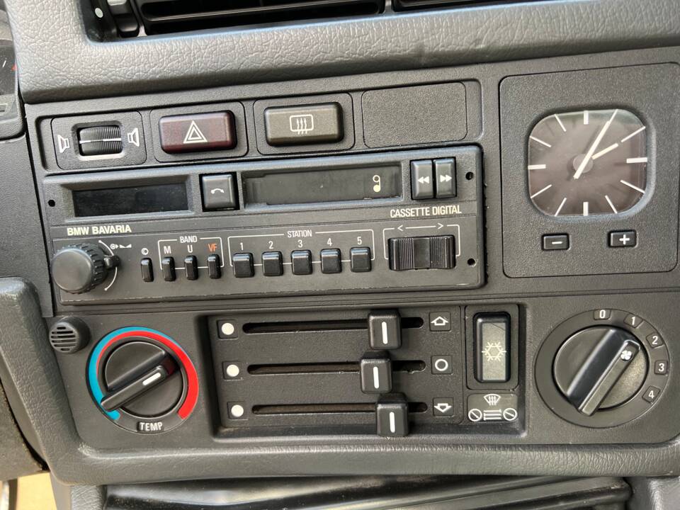 Bild 14/14 von BMW 318i (1986)