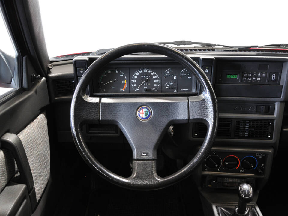 Afbeelding 31/39 van Alfa Romeo 75 2.0 Twin Spark (1990)