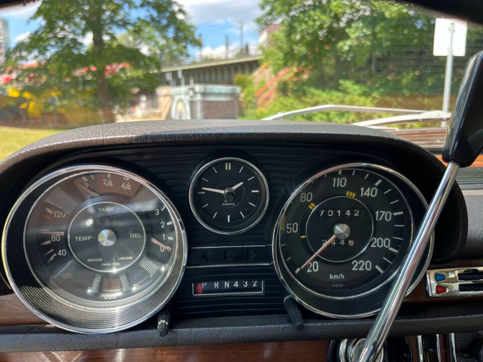 Image 13/19 of Mercedes-Benz 280 S (1968)