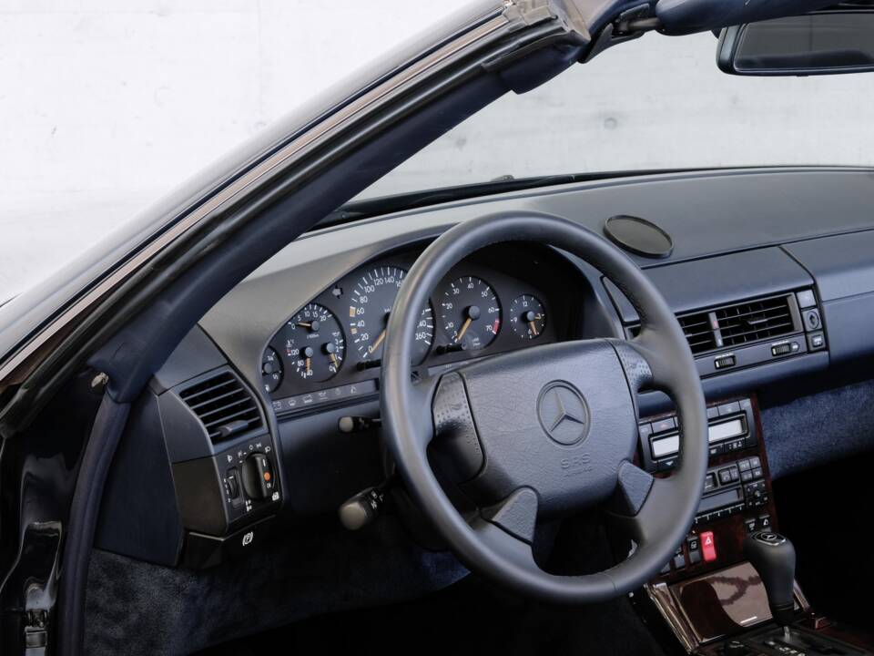 Image 13/46 of Mercedes-Benz SL 320 (1998)