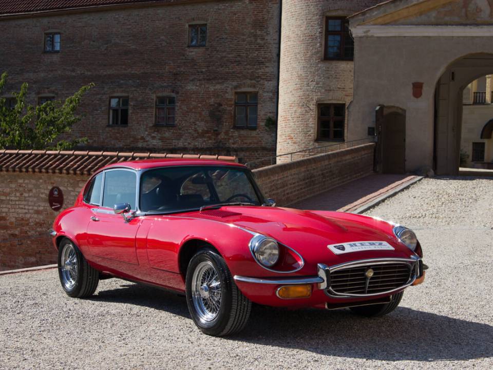 Image 6/36 de Jaguar E-Type V12 (2+2) (1972)