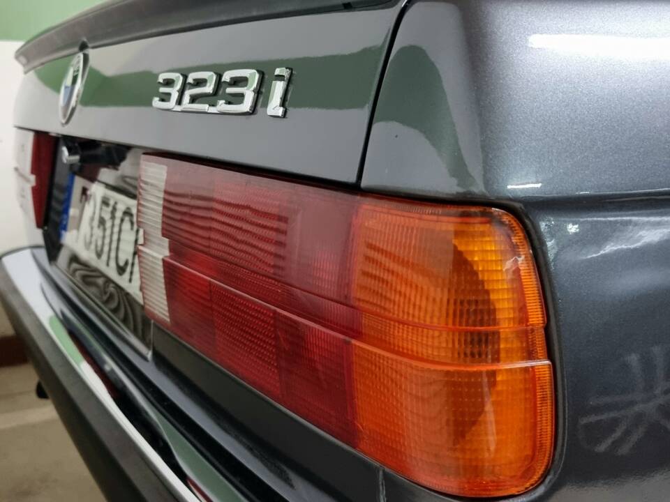 Image 66/100 of BMW 323i (1984)