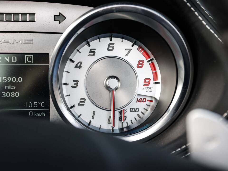 Image 18/40 of Mercedes-Benz SLS AMG Roadster (2011)