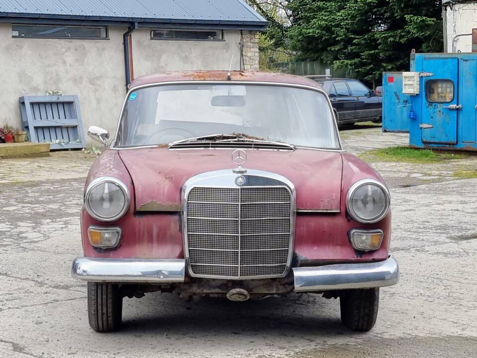 Image 26/31 of Mercedes-Benz 230 S Universal (1966)
