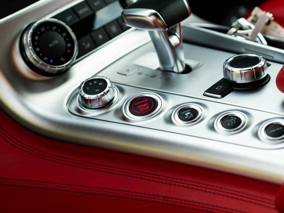 Image 37/50 of Mercedes-Benz SLS AMG (2010)