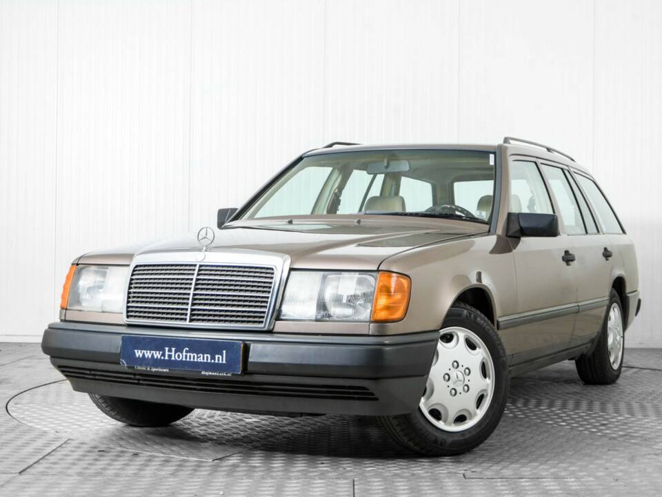 Image 3/50 of Mercedes-Benz 300 TD (1986)