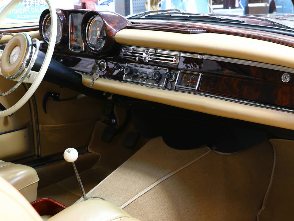 Bild 23/39 von Mercedes-Benz 220 SE b (1964)