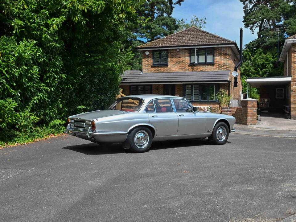 Image 13/50 of Jaguar XJ 6 4.2 (1971)