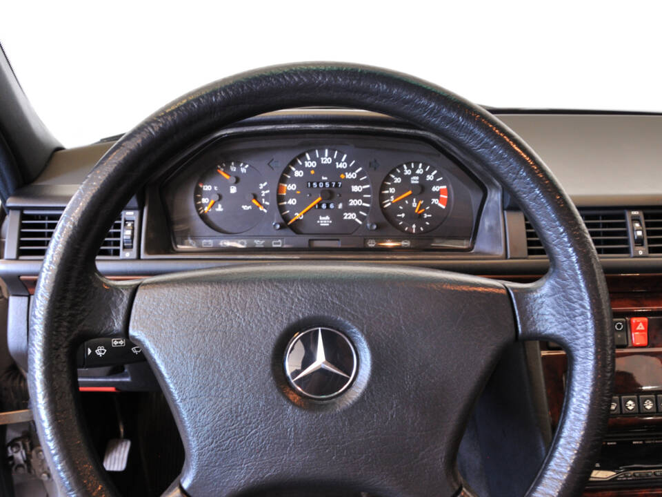 Image 17/25 of Mercedes-Benz 200 E (1992)