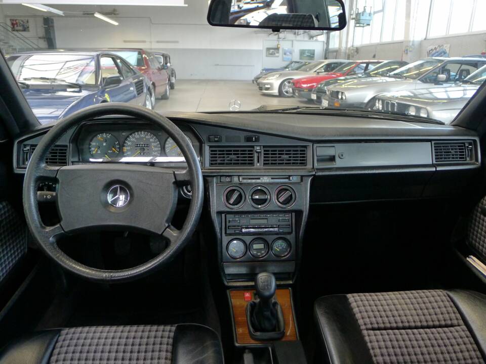 Image 42/49 of Mercedes-Benz 190 E 2.3-16 (1984)