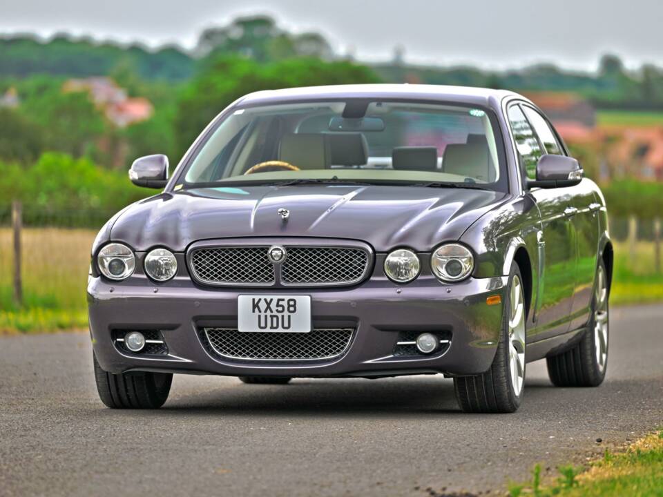 Image 3/50 de Jaguar XJ 8 4.2 (2009)