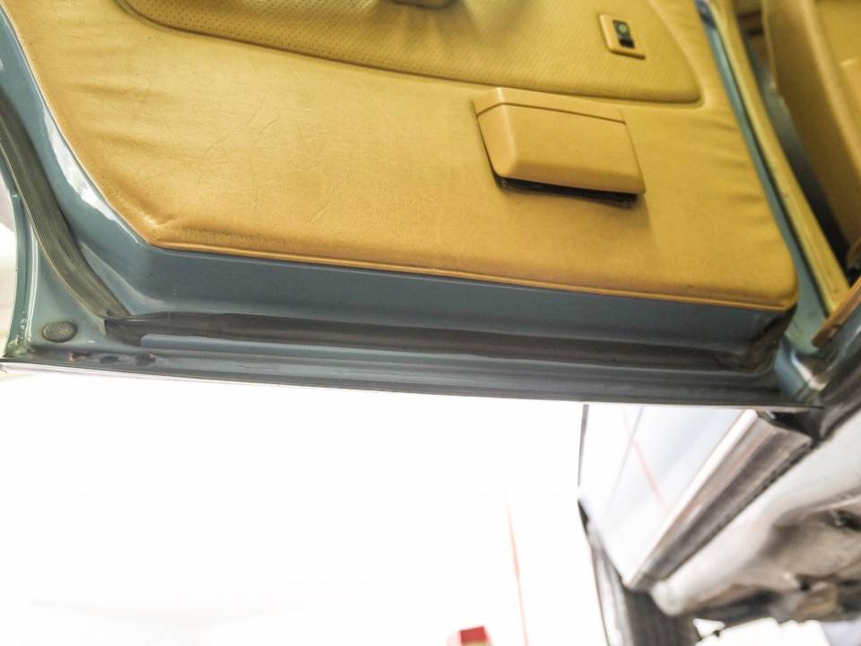 Bild 48/50 von Mercedes-Benz 300 D Turbodiesel (1982)
