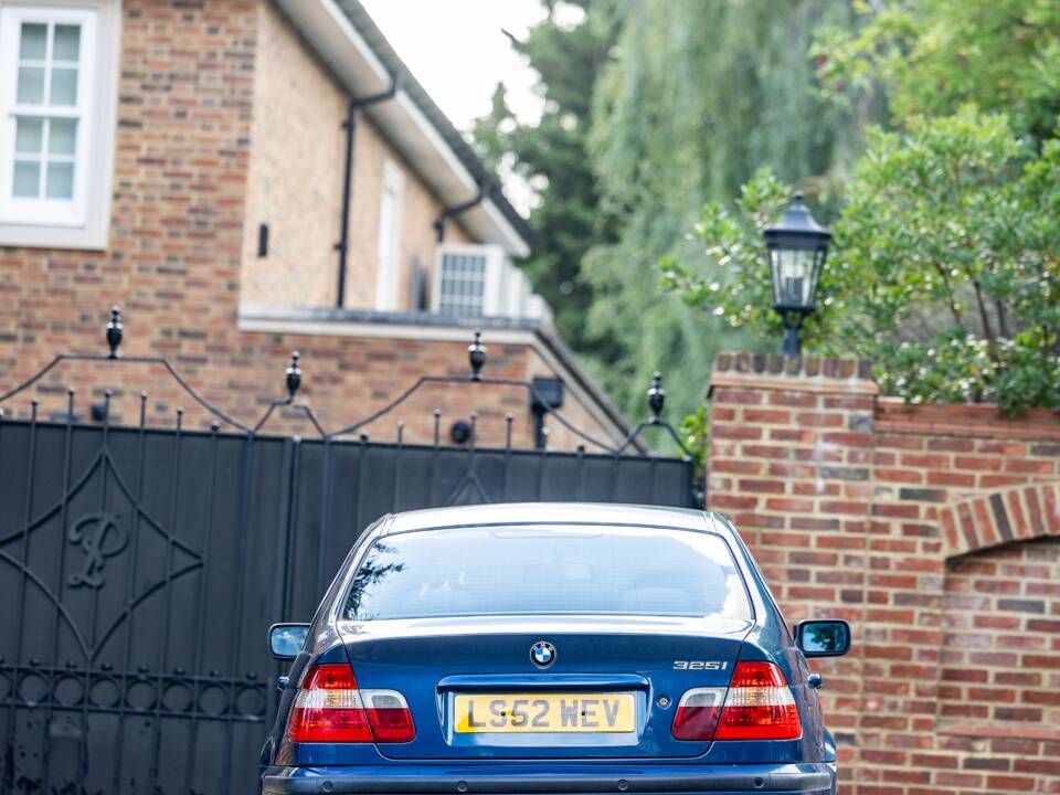 Image 16/38 of BMW 325i (2002)
