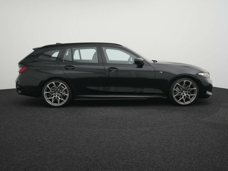 Image 11/50 of BMW 330i xDrive Touring (2025)