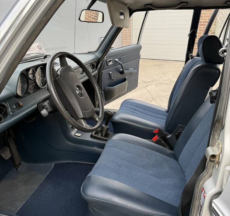 Image 7/8 of Mercedes-Benz 230/4 (1975)