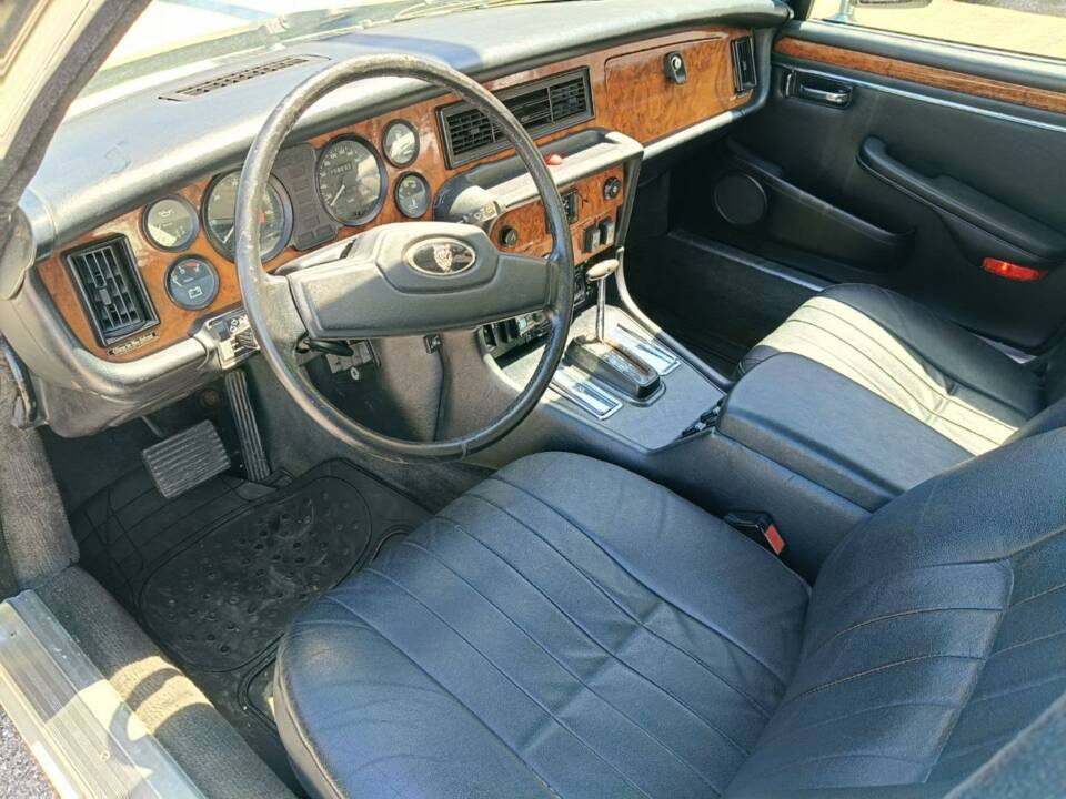 Image 13/50 of Jaguar XJ6 3.2 Sovereign (1983)