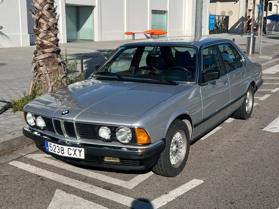 Image 4/36 of BMW 745i (1985)