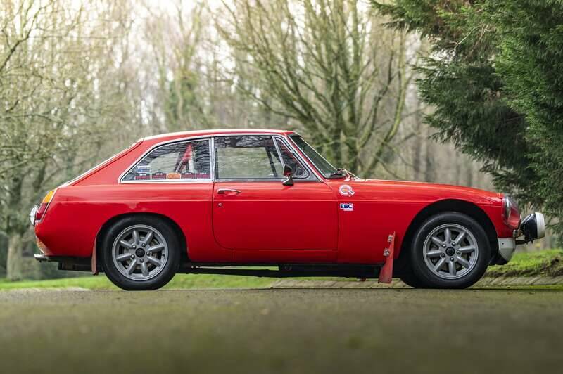 Image 5/10 of MG MGC GT (1969)
