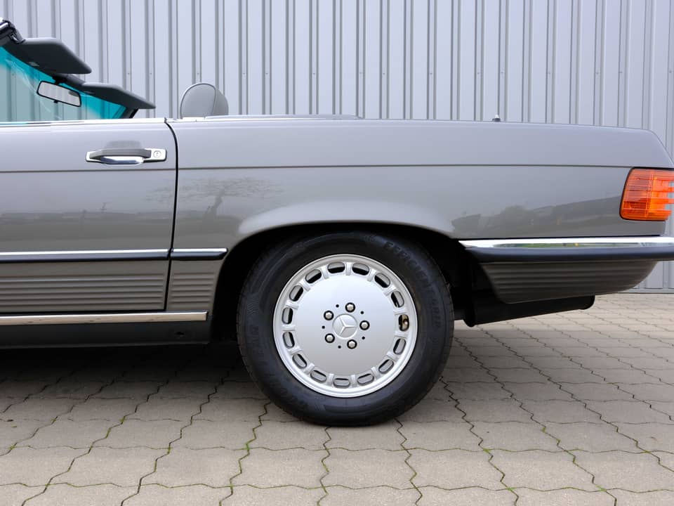 Image 54/96 of Mercedes-Benz 560 SL (1987)