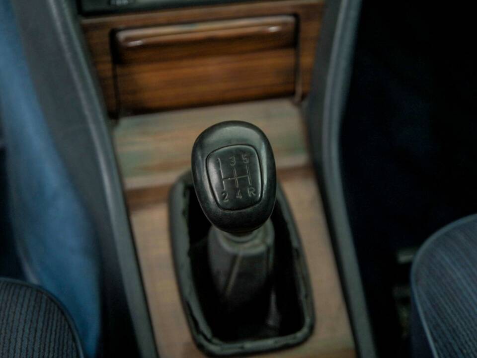 Bild 31/50 von Mercedes-Benz 230 E (1985)