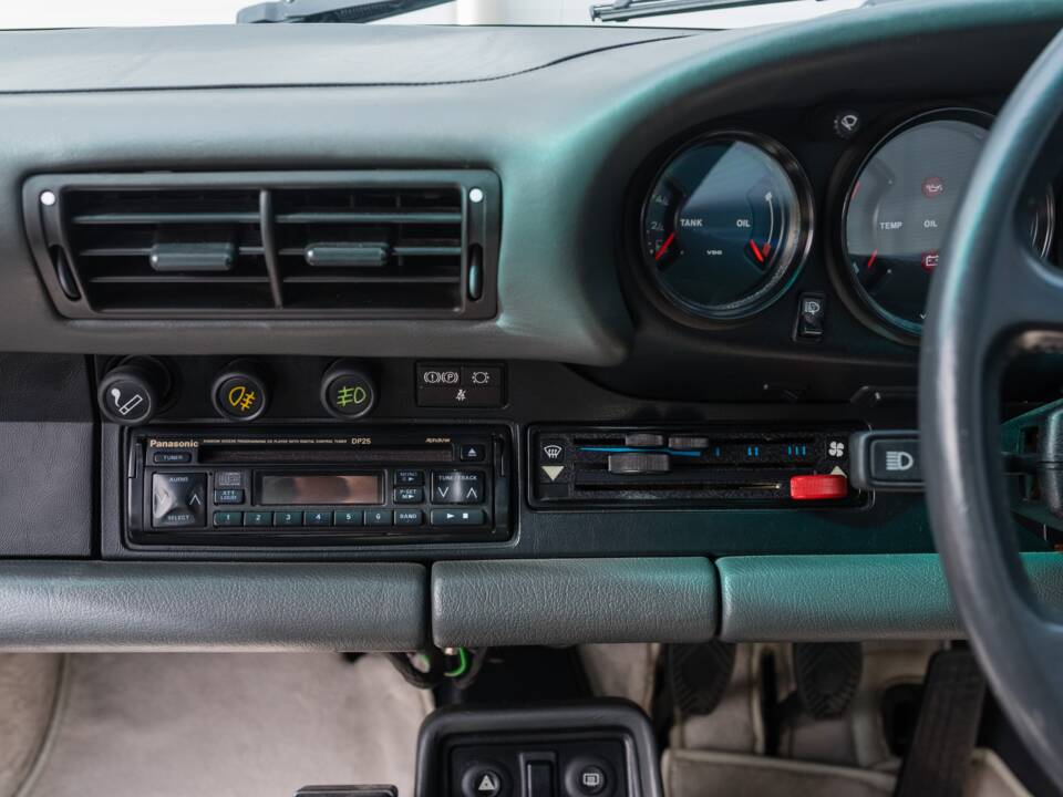 Image 33/52 of Porsche 911 Carrera 3.2 (1989)