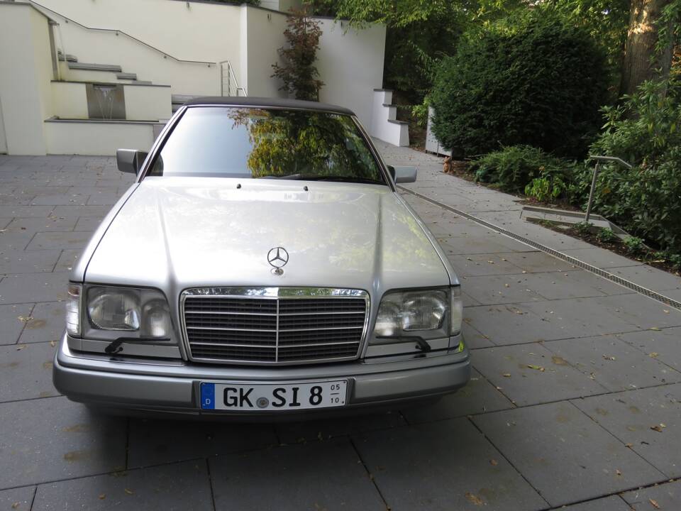 Image 3/39 of Mercedes-Benz E 200 (1996)