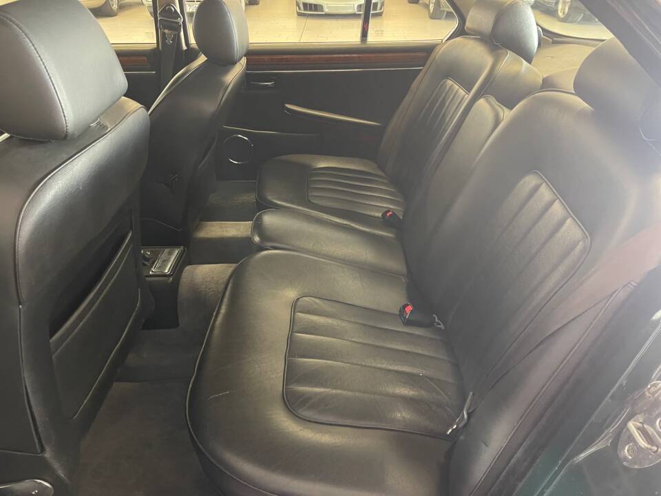 Image 13/18 of Jaguar XJ12 6.0 (1993)
