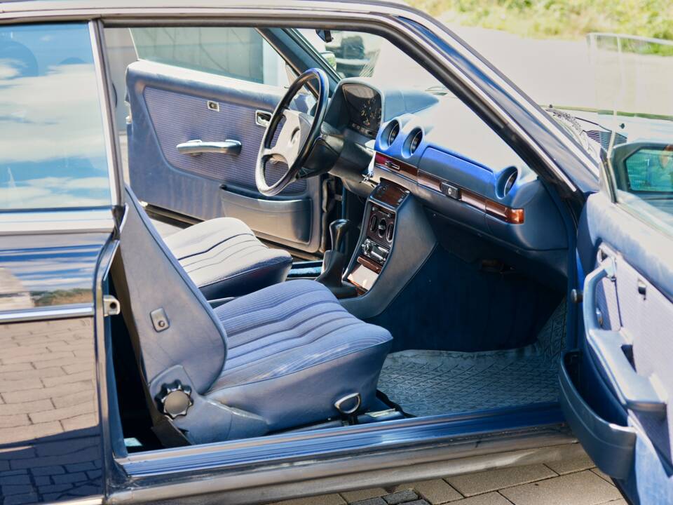 Bild 27/99 von Mercedes-Benz 230 CE (1983)