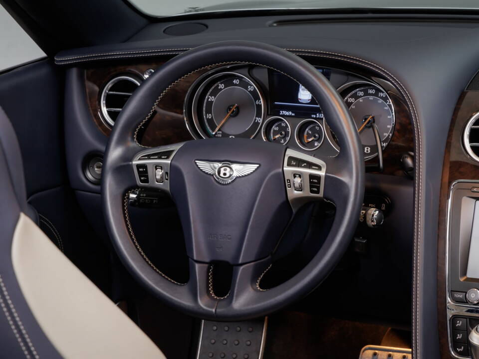 Imagen 25/41 de Bentley Continental GTC W12 (2014)