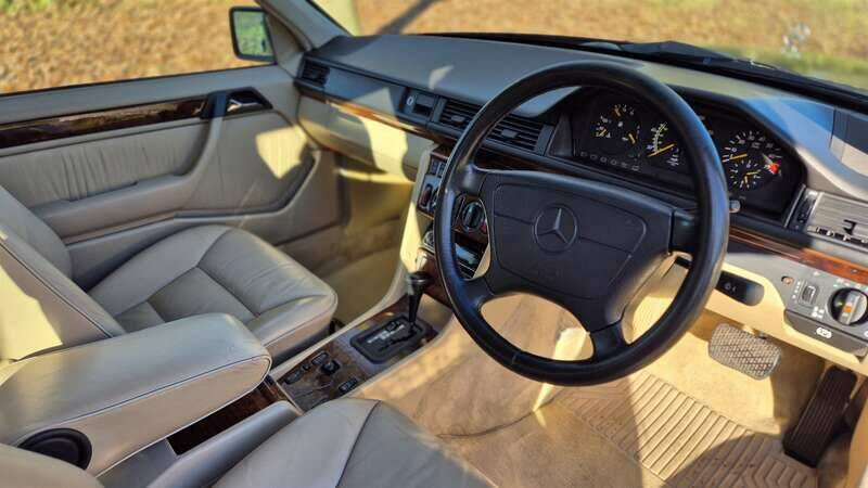 Imagen 2/5 de Mercedes-Benz E 320 T (1993)