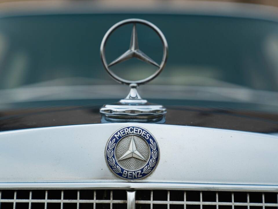 Image 17/50 of Mercedes-Benz 300 SEL 3.5 (1973)