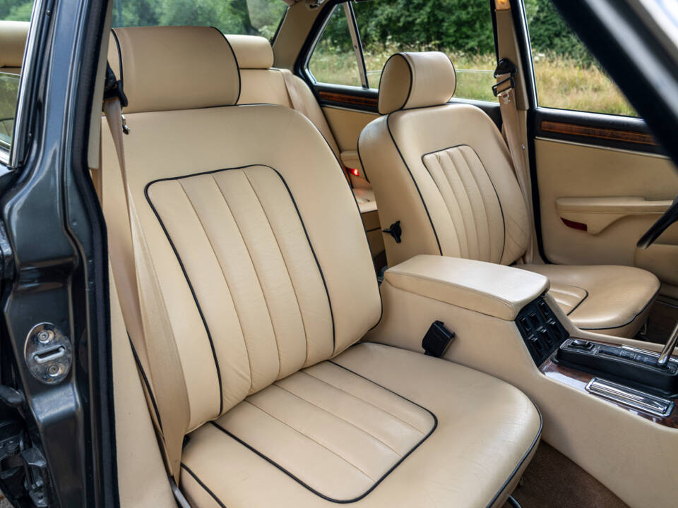 Image 21/23 of Daimler Double Six (1992)