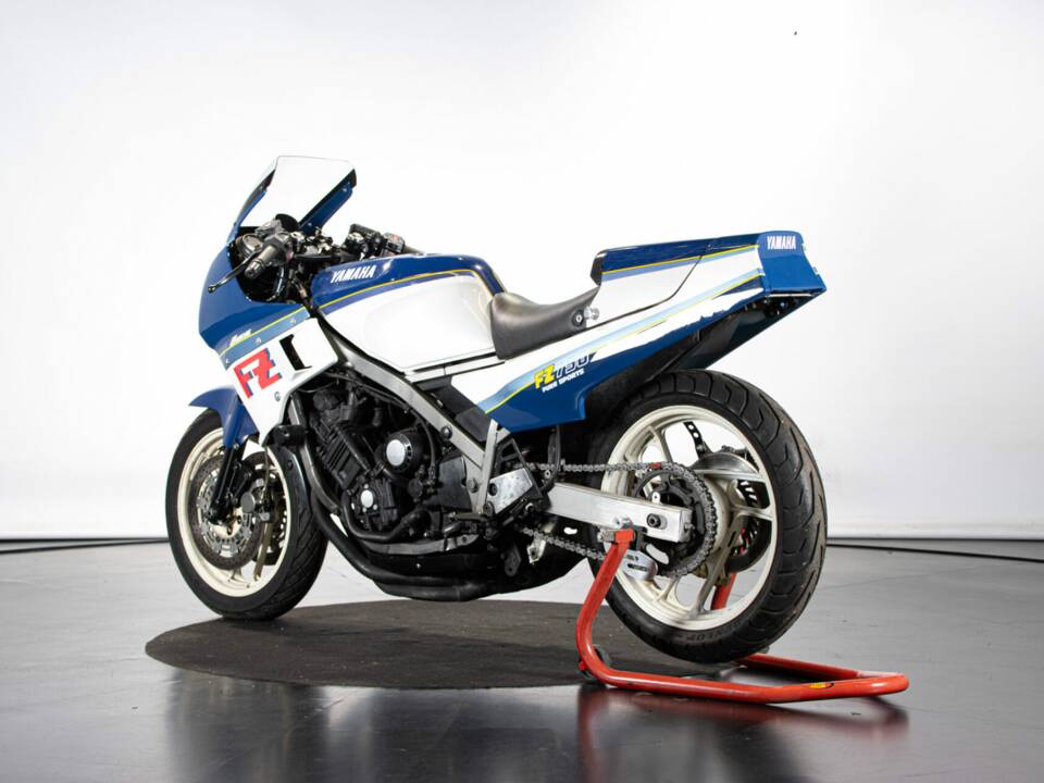 Bild 2/50 von Yamaha FZ 750 (1986)