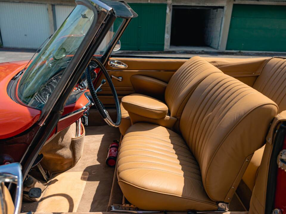 Image 25/56 of Citroën DS 21 Chapron (1967)