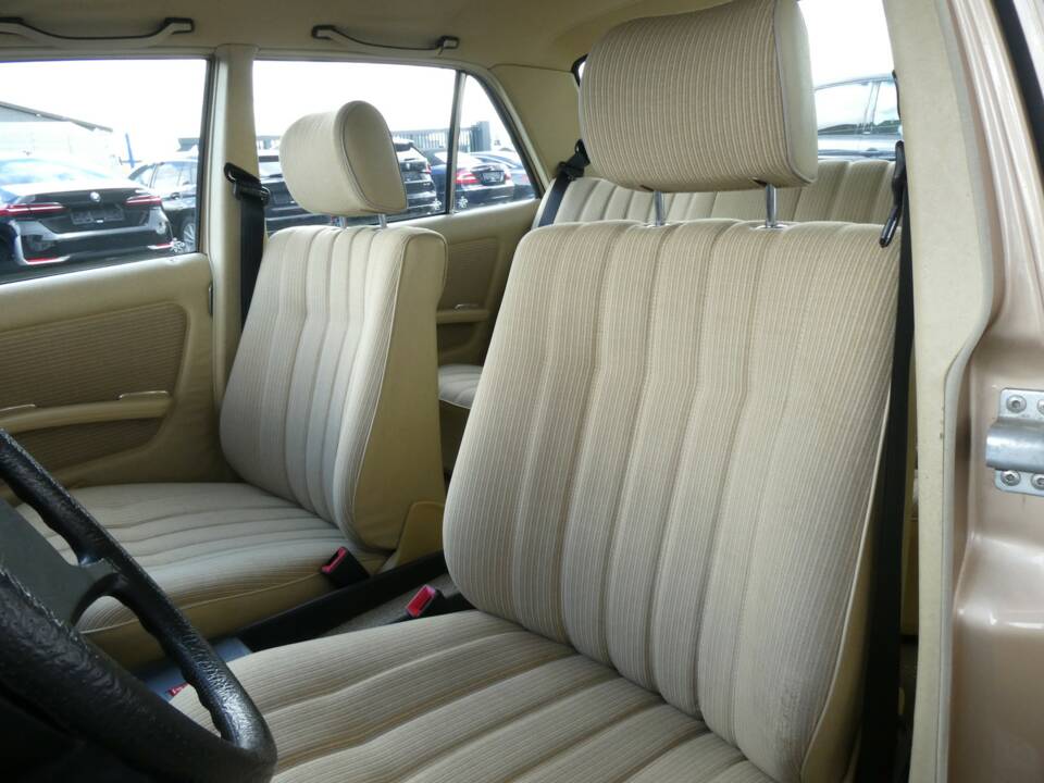 Image 10/19 of Mercedes-Benz 200 (1983)