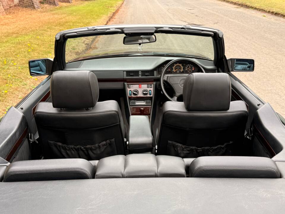 Bild 26/32 von Mercedes-Benz E 220 (1996)