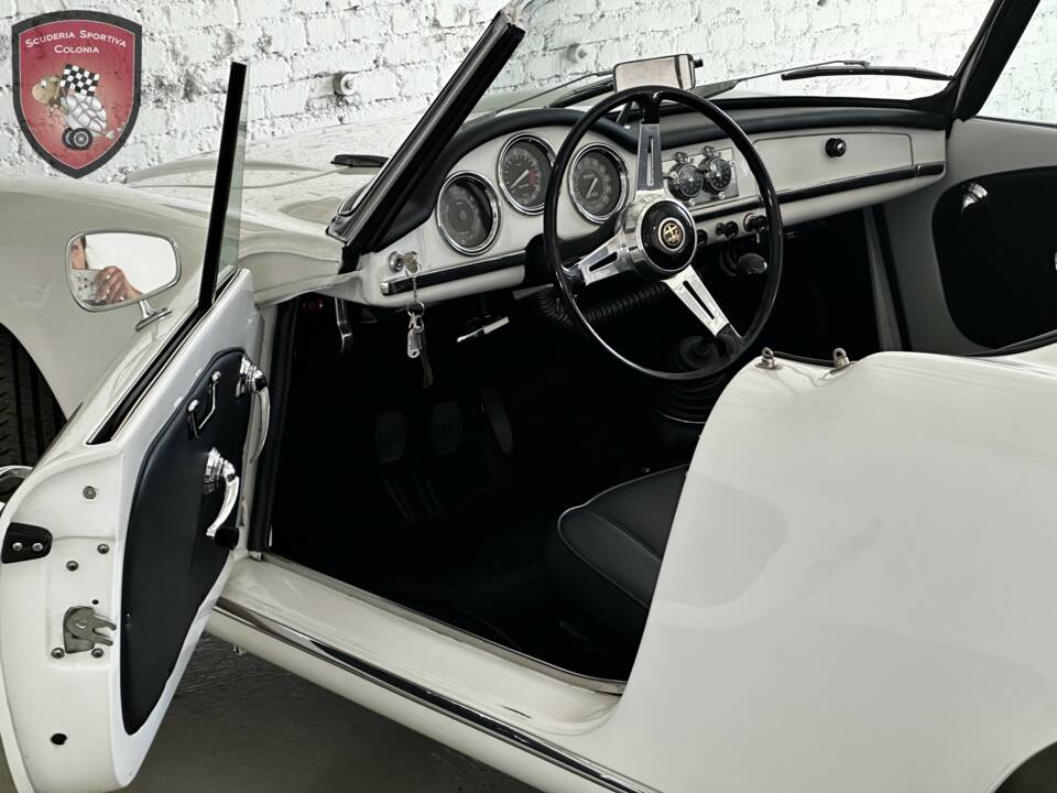 Image 40/77 of Alfa Romeo Giulia 1600 Spider Veloce (1965)