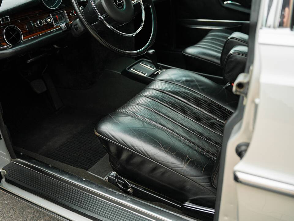 Image 20/50 of Mercedes-Benz 300 SEL 6.3 (1970)